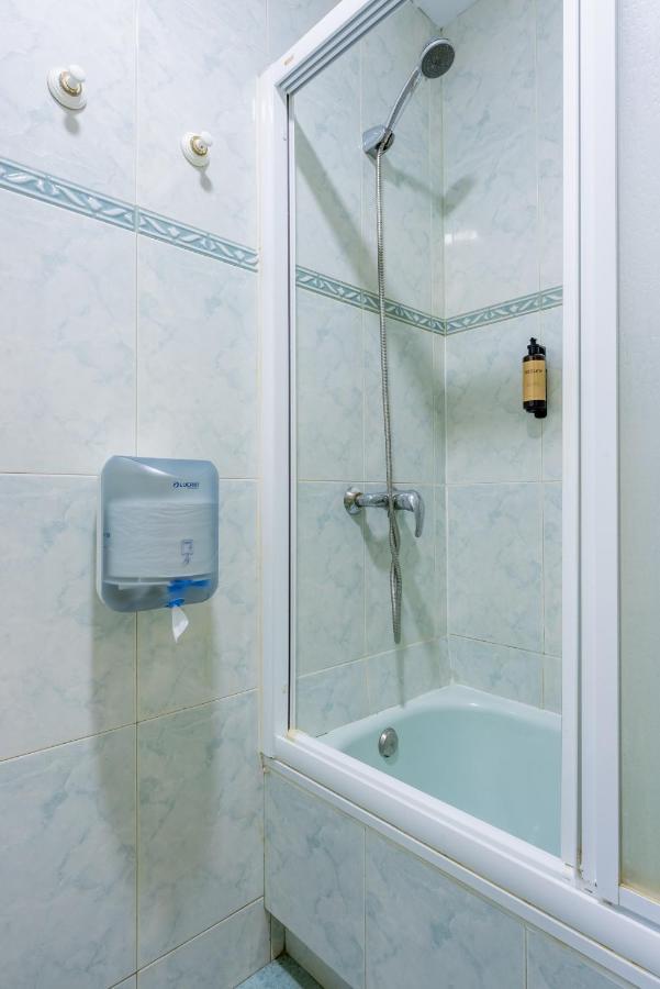 Ideal Hostel Madrid Bagian luar foto