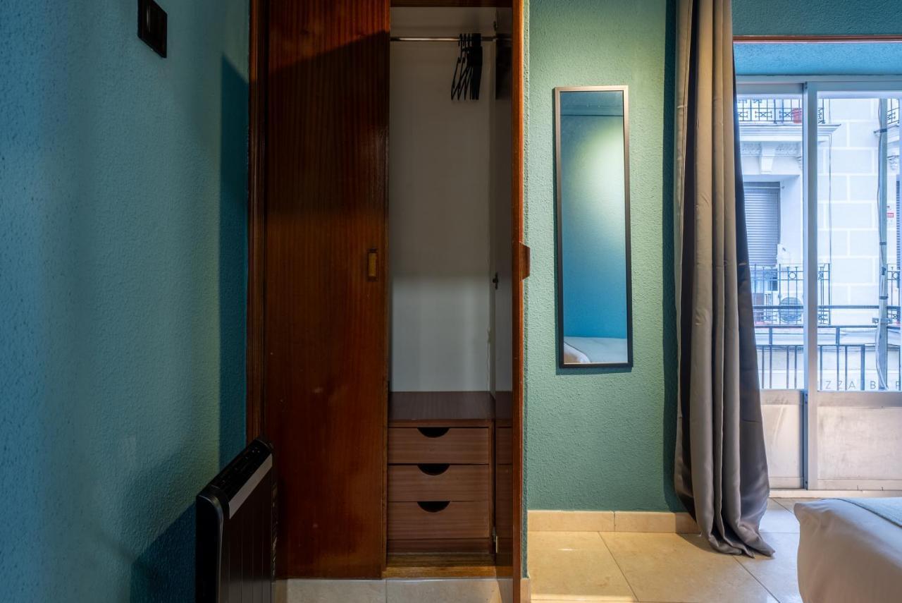 Ideal Hostel Madrid Bagian luar foto
